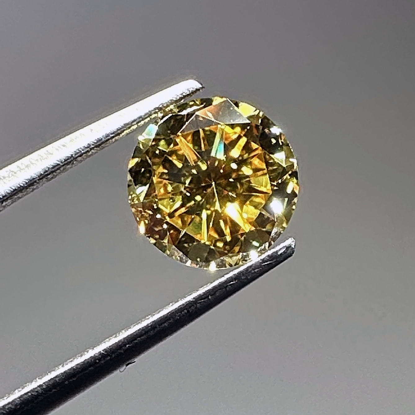 Žltý diamant 0,21 ct Fancy Vivid Yellow GIA