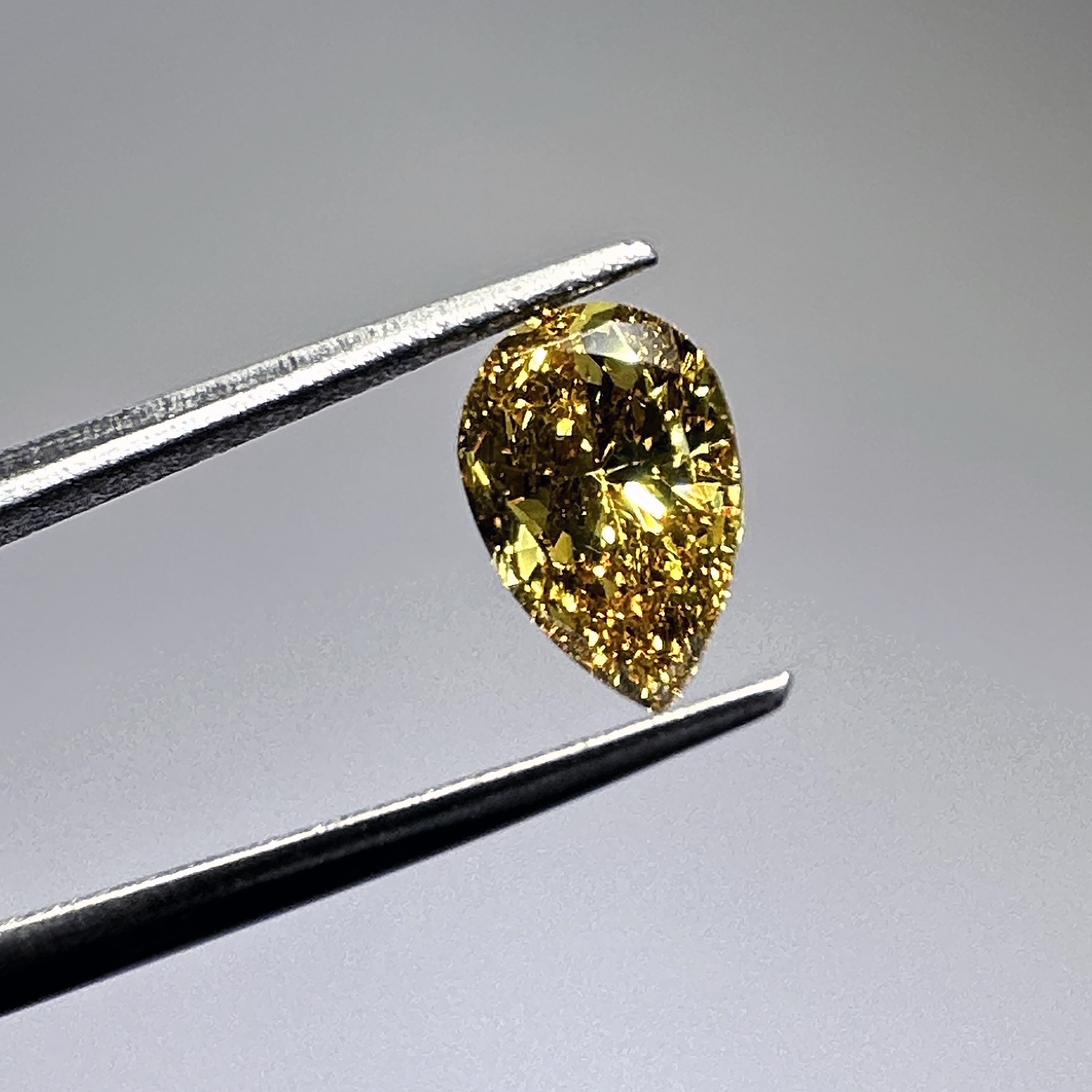 Žltý diamant 0,52 ct Fancy Vivid Orangy Yellow GIA