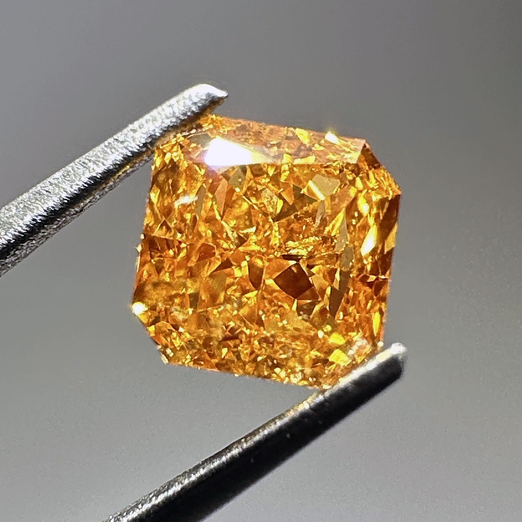 Žltý diamant 0,31 ct Fancy Vivid Orange Yellow GIA